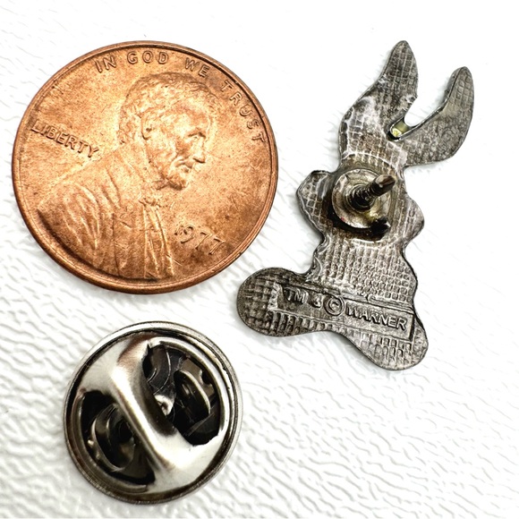 🟢 5/$20 Bugs Bunny Enamel Pin SIGNED Warner Classic Cartoon Character Antique - Picture 2 of 5